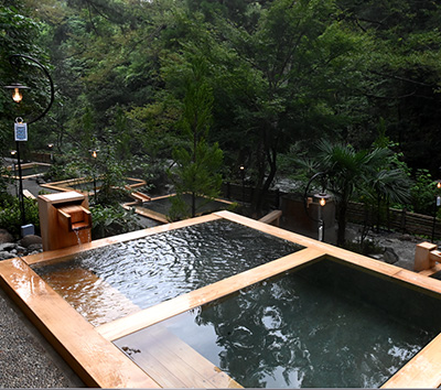 汤田岳新泉峡的岸边沐浴着温泉